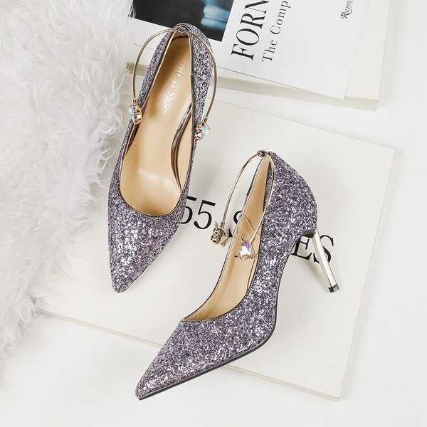 Stílusos női magas sarkú cipő fém díszítéssel, fényes hatással