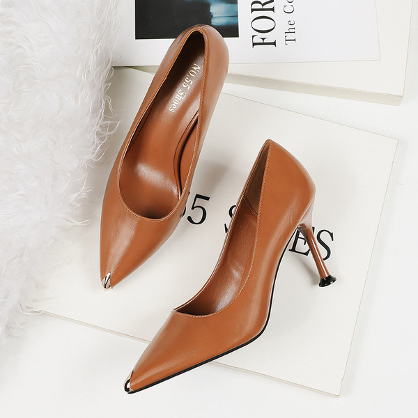 Μοντέρνα γυναικεία  παπούτσια από δέρμα οικολογικό με λεπτό τακούνι σε διάφορα χρώματα