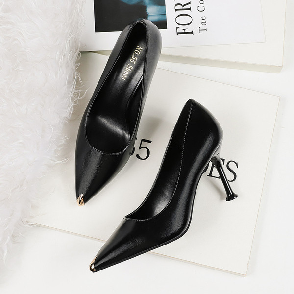 Μοντέρνα γυναικεία  παπούτσια από δέρμα οικολογικό με λεπτό τακούνι σε διάφορα χρώματα