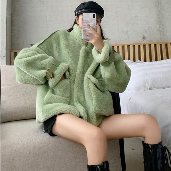 Palton lat de puf de culoare verde cu buzunare