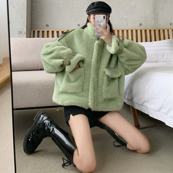 Palton lat de puf de culoare verde cu buzunare