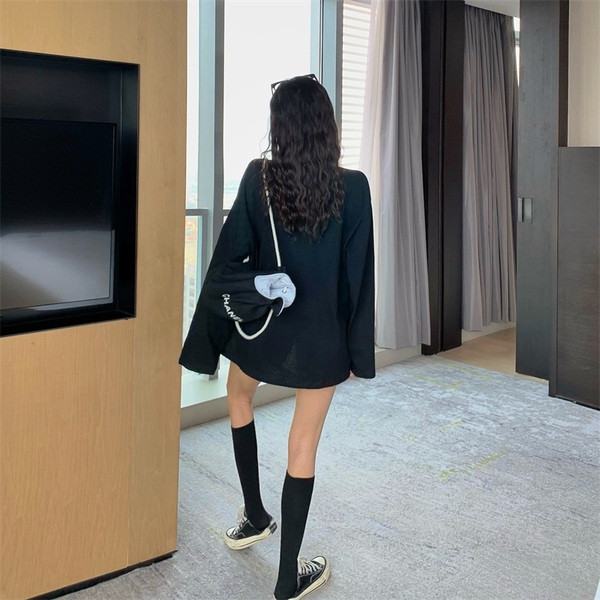 Tricou larg de dama cu maneci lungi cu aplicatie