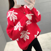 Stílusos női téli pulóver fehér és piros hímzéssel