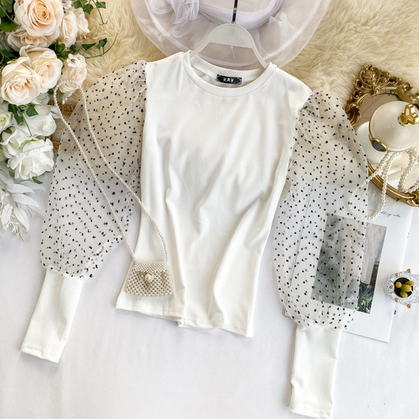 Bluză de damă modernă cu decolteu rotund și tul în alb și negru