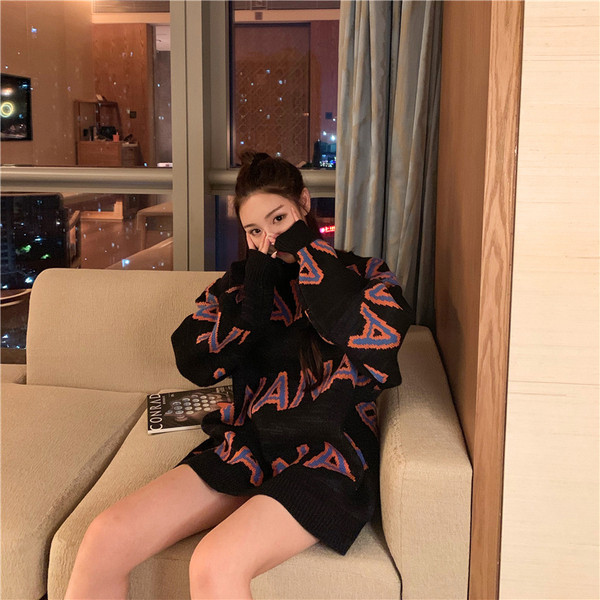 Pulover lung și lat în negru cu inscripții