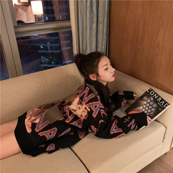 Pulover lung și lat în negru cu inscripții