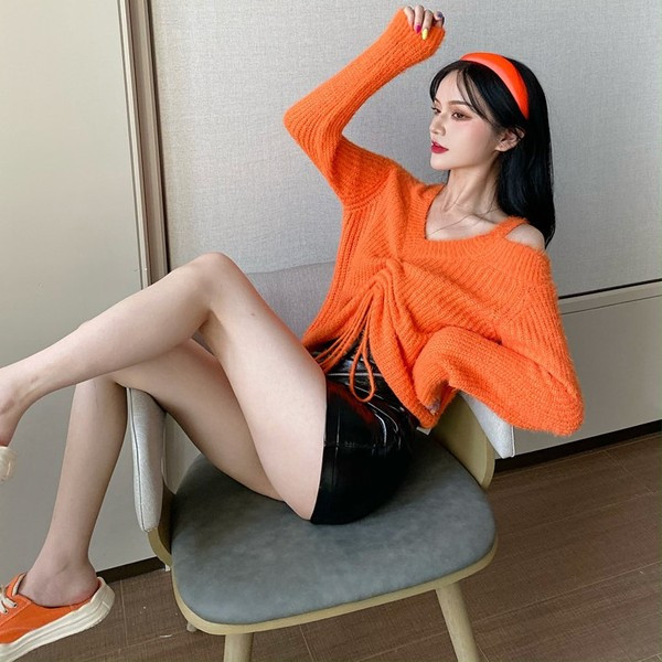 Pulover scurt tricotat cu cravate si umerii goi - doua culori