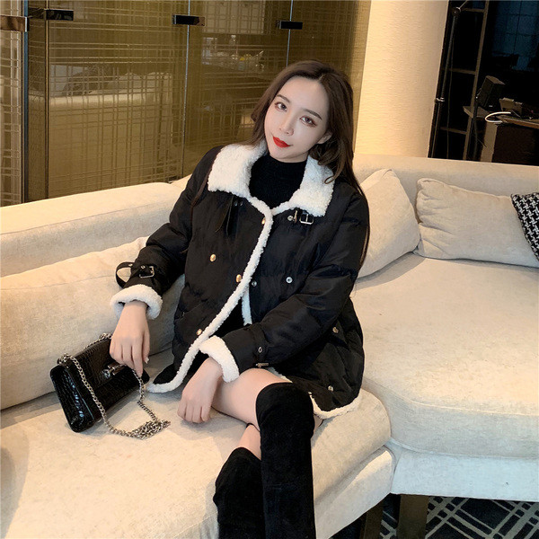 Rövid női kabát fekete-fehér gombokkal, meleg béléssel