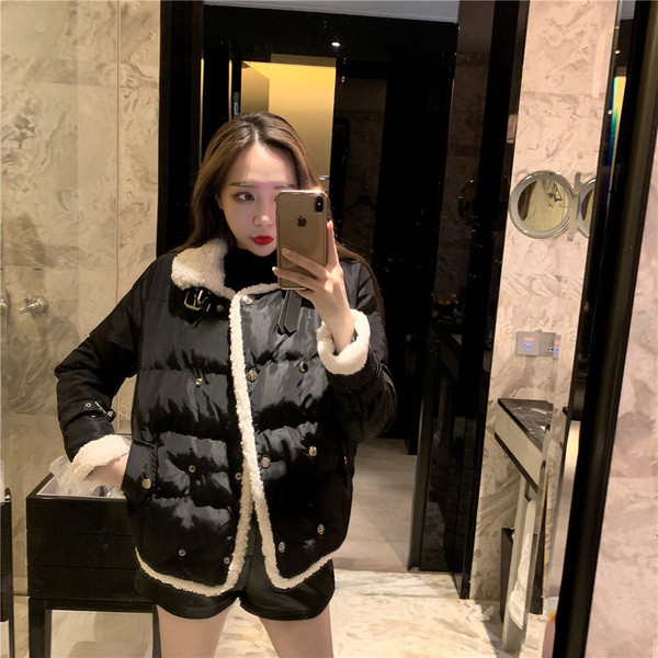 Rövid női kabát fekete-fehér gombokkal, meleg béléssel