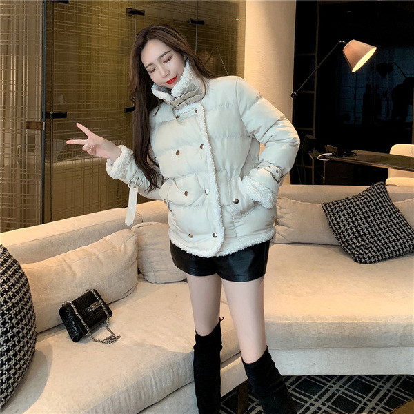 Rövid női kabát fekete-fehér gombokkal, meleg béléssel