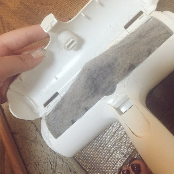 Perie pentru curățarea părului animalelor de companie cu dimensiunile 19cm * 7cm * 12cm în alb