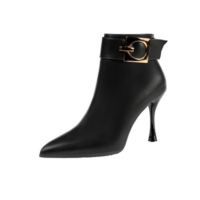 Csattal és vékony sarkú modern női csizma többféle színben