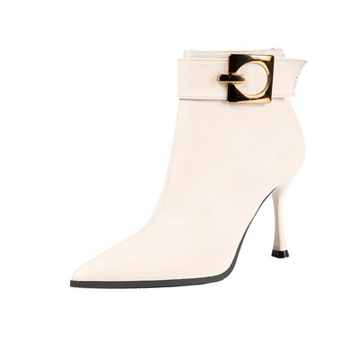 Csattal és vékony sarkú modern női csizma többféle színben