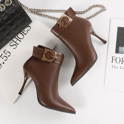 Csattal és vékony sarkú modern női csizma többféle színben