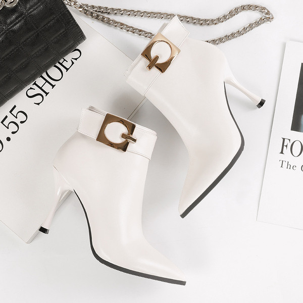 Csattal és vékony sarkú modern női csizma többféle színben