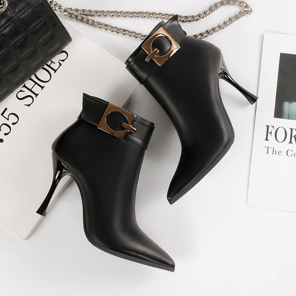 Csattal és vékony sarkú modern női csizma többféle színben