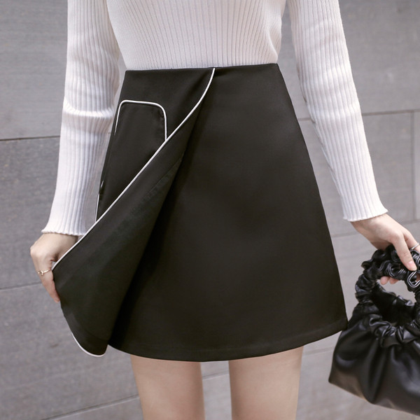 Fusta scurta de dama model nou din piele ecologica cu buzunar alb si negru