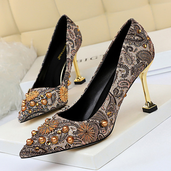 Pantofi eleganti de dama cu toc si broderie in patru culori