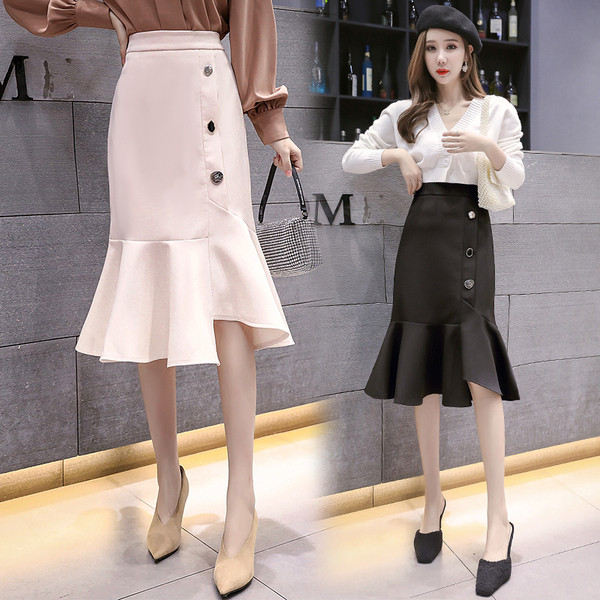 Ασύμμετρη γυναικεία φούστα με κουμπιά σε άσπρο και μαύρο χρώμα