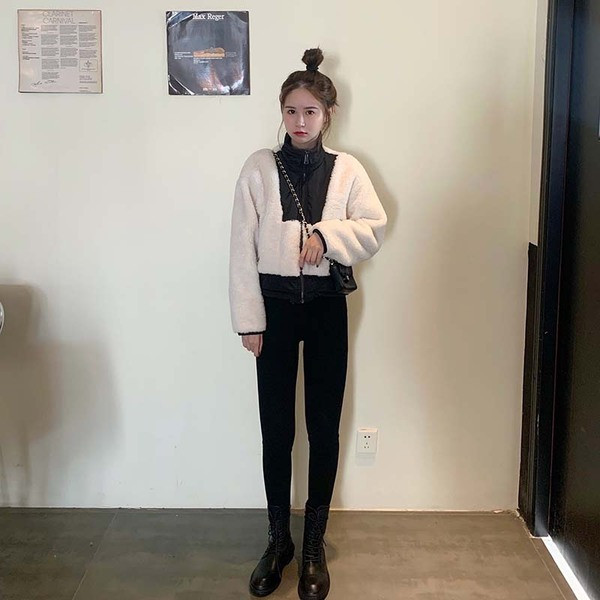 Jachetă scurtă de puf cu fermoar în alb-negru