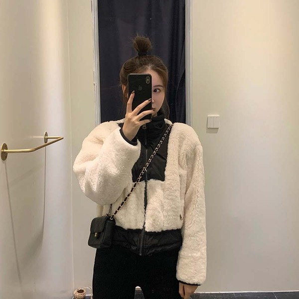 Jachetă scurtă de puf cu fermoar în alb-negru