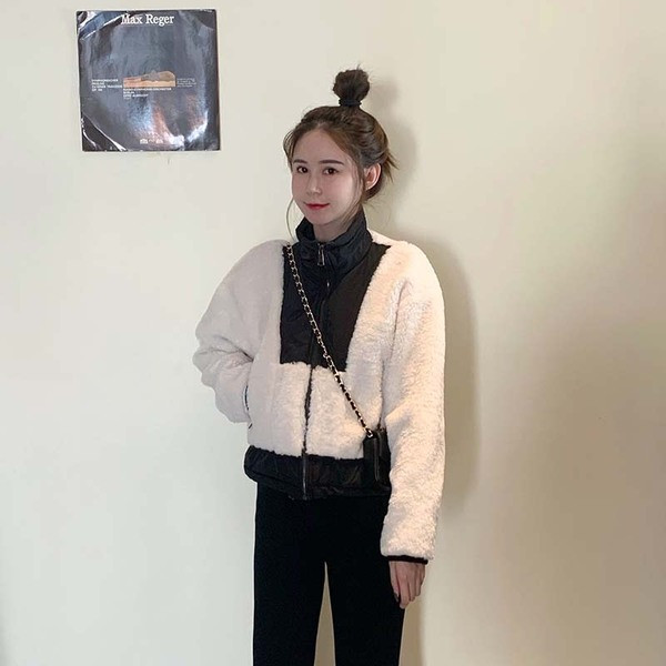 Jachetă scurtă de puf cu fermoar în alb-negru