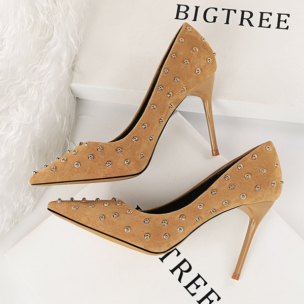 Μοντέρνα γυναικεία παπούτσια με μεταλλικά στοιχεία σε διάφορα χρώματα