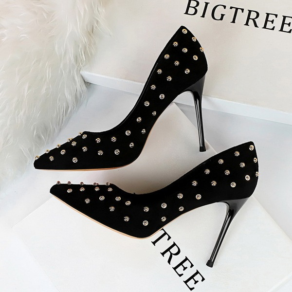 Μοντέρνα γυναικεία παπούτσια με μεταλλικά στοιχεία σε διάφορα χρώματα