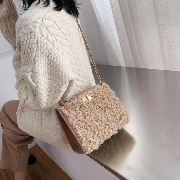 Geanta de dama moderna cu puf si inchidere metalica in mai multe culori