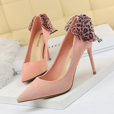 Pantofi moderni de damă cu toc înalt și o panglică cu model animal