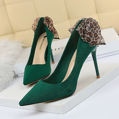 Pantofi moderni de damă cu toc înalt și o panglică cu model animal