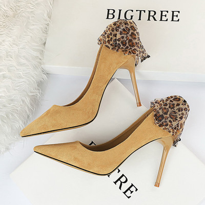 Pantofi moderni de damă cu toc înalt și o panglică cu model animal