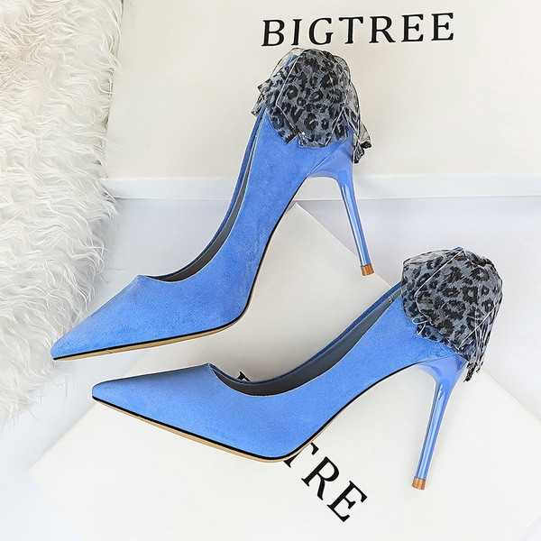 Pantofi moderni de damă cu toc înalt și o panglică cu model animal