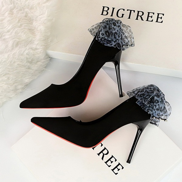 Pantofi moderni de damă cu toc înalt și o panglică cu model animal