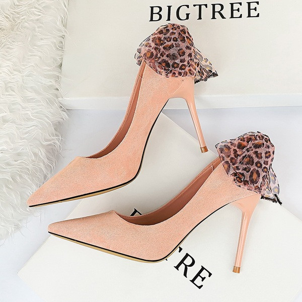 Pantofi moderni de damă cu toc înalt și o panglică cu model animal