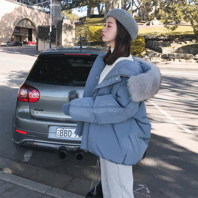 Modern női kabát kapucnival és fekete, fehér, kék és rózsaszín zsebekkel