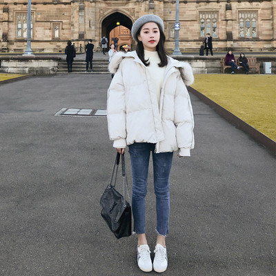 Modern női kabát kapucnival és fekete, fehér, kék és rózsaszín zsebekkel