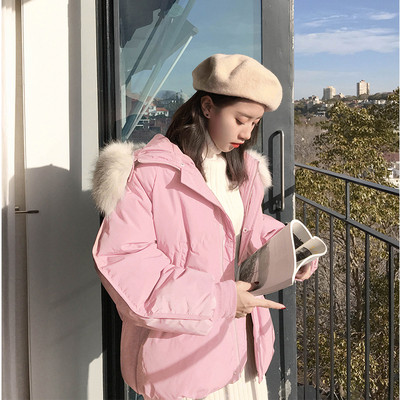 Modern női kabát kapucnival és fekete, fehér, kék és rózsaszín zsebekkel