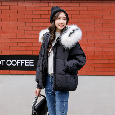 Modern női kabát kapucnival és fekete, fehér, kék és rózsaszín zsebekkel