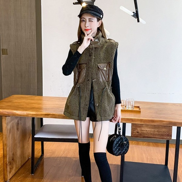 Aktuális női mellény gombokkal és zsebekkel fehér és barna színben