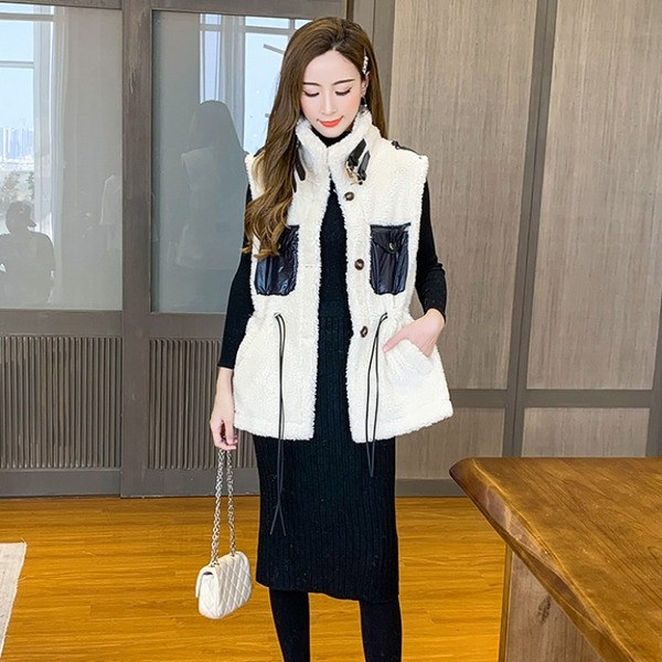 Aktuális női mellény gombokkal és zsebekkel fehér és barna színben