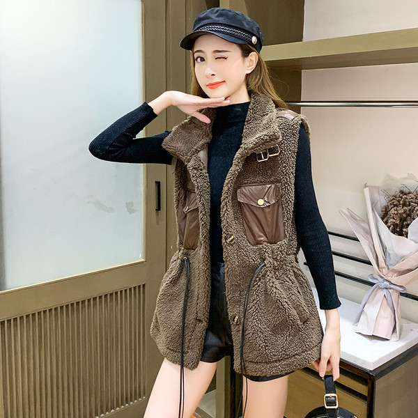 Aktuális női mellény gombokkal és zsebekkel fehér és barna színben