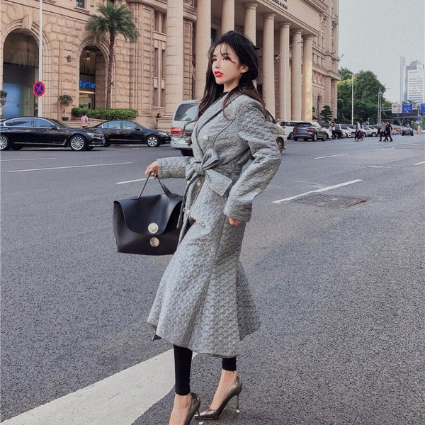 Palton lung elegant de culoare argintie cu nasturi sidefati