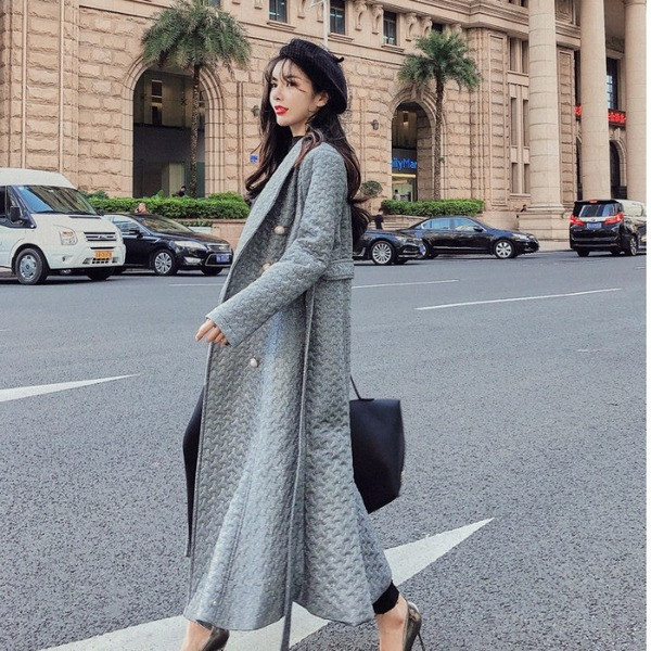 Palton lung elegant de culoare argintie cu nasturi sidefati