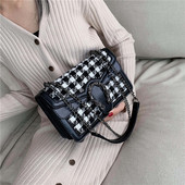 Modern női táska fém elemmel és lánccal három színben