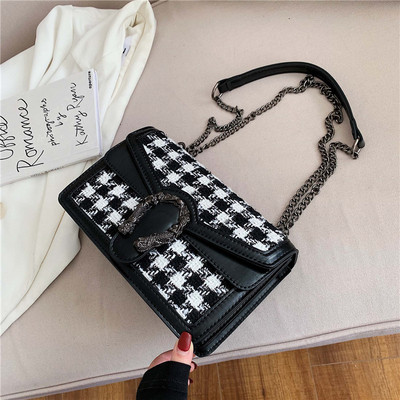 Modern női táska fém elemmel és lánccal három színben