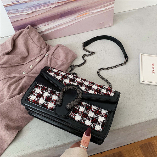 Modern női táska fém elemmel és lánccal három színben