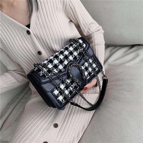 Modern női táska fém elemmel és lánccal három színben