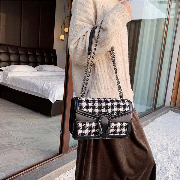 Modern női táska fém elemmel és lánccal három színben