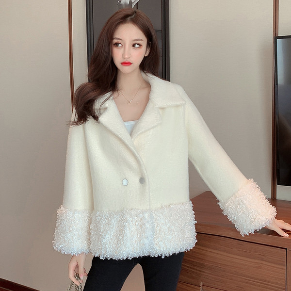 Új modell modern női kabát fehér és fekete gombokkal